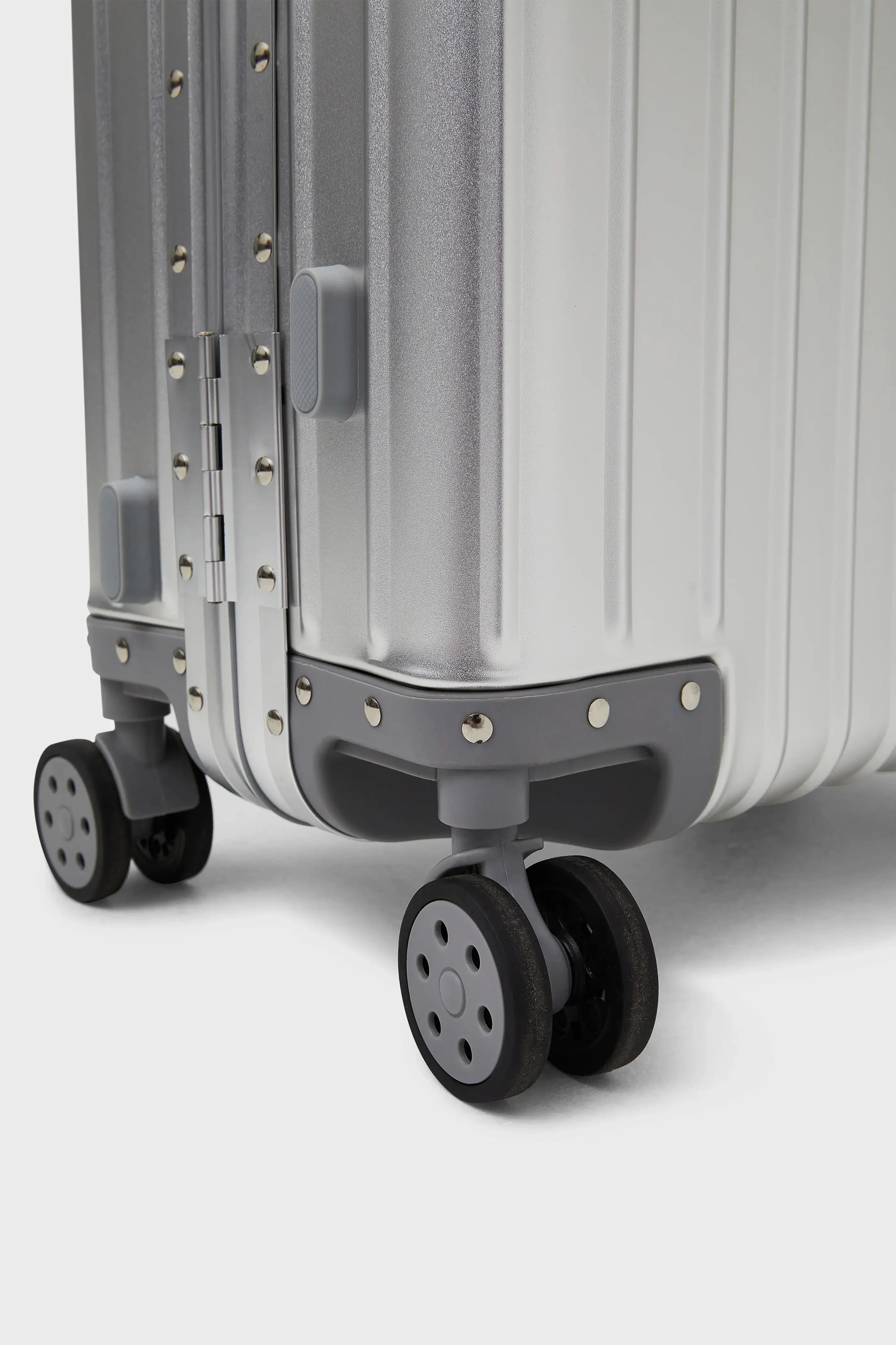 SILVER "VOYAGER" SUITCASE - Image 5